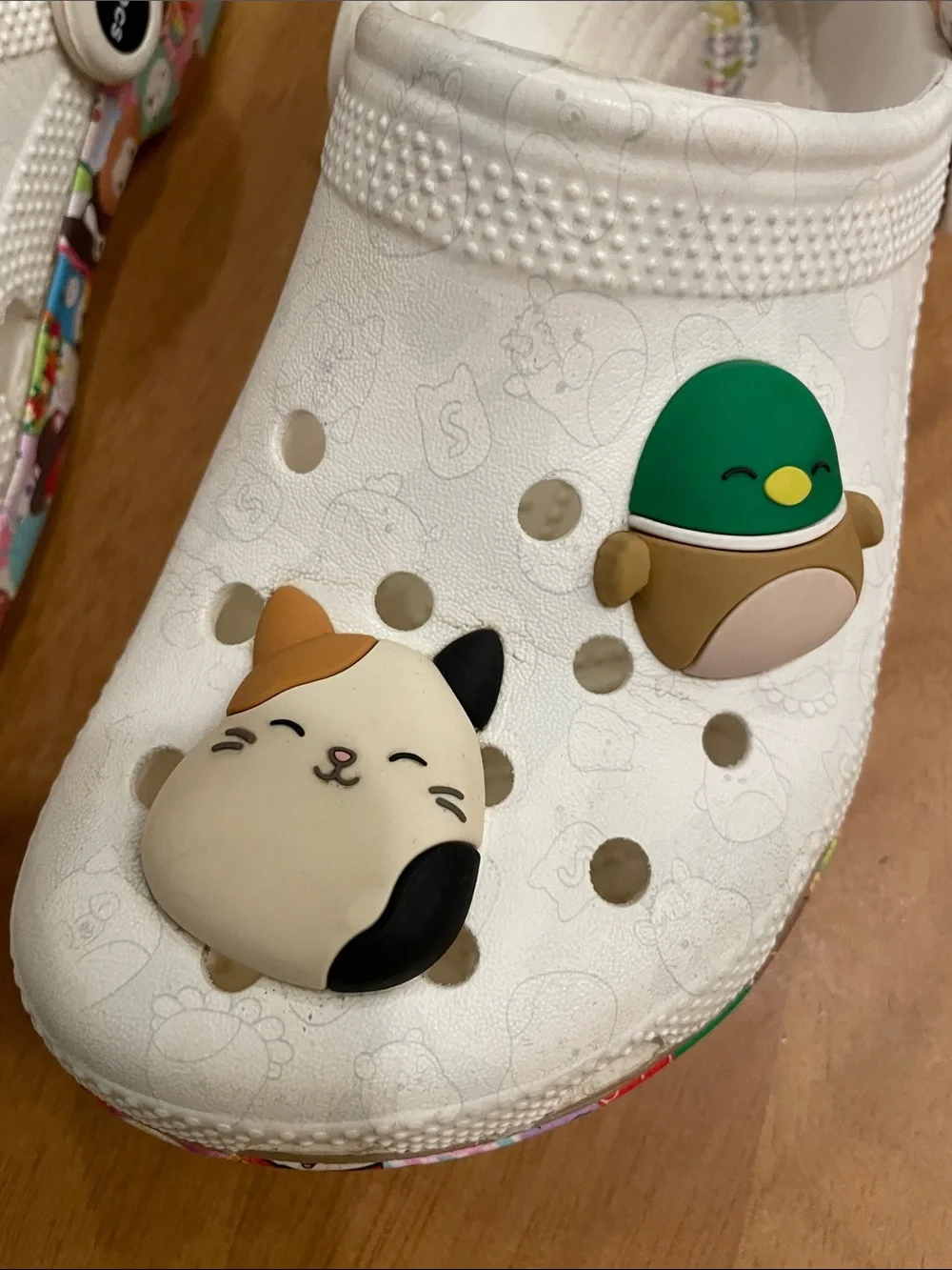 CROCS Squishmallows J4 Clogs Kids White Special Edition Charms Girls Size 4